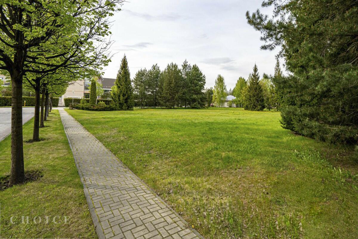 Участок 61.1 сот. в охраняемом поселке