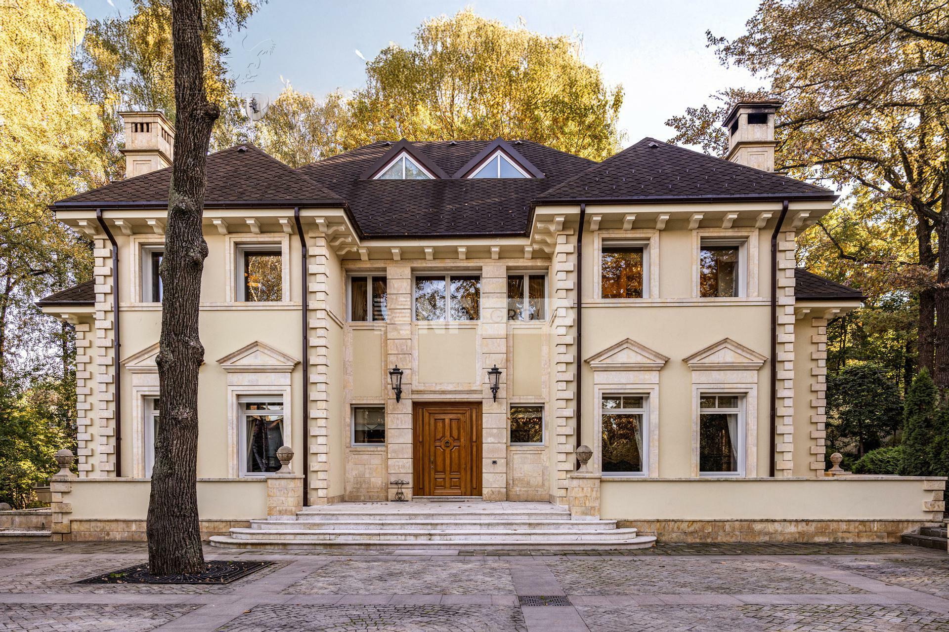 2-этажный коттедж 1 300 м² с отделкой