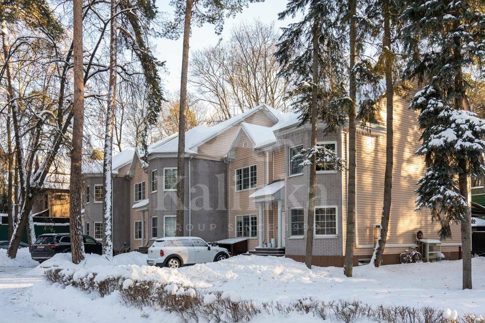 2-этажный таунхаус 890 м² с отделкой