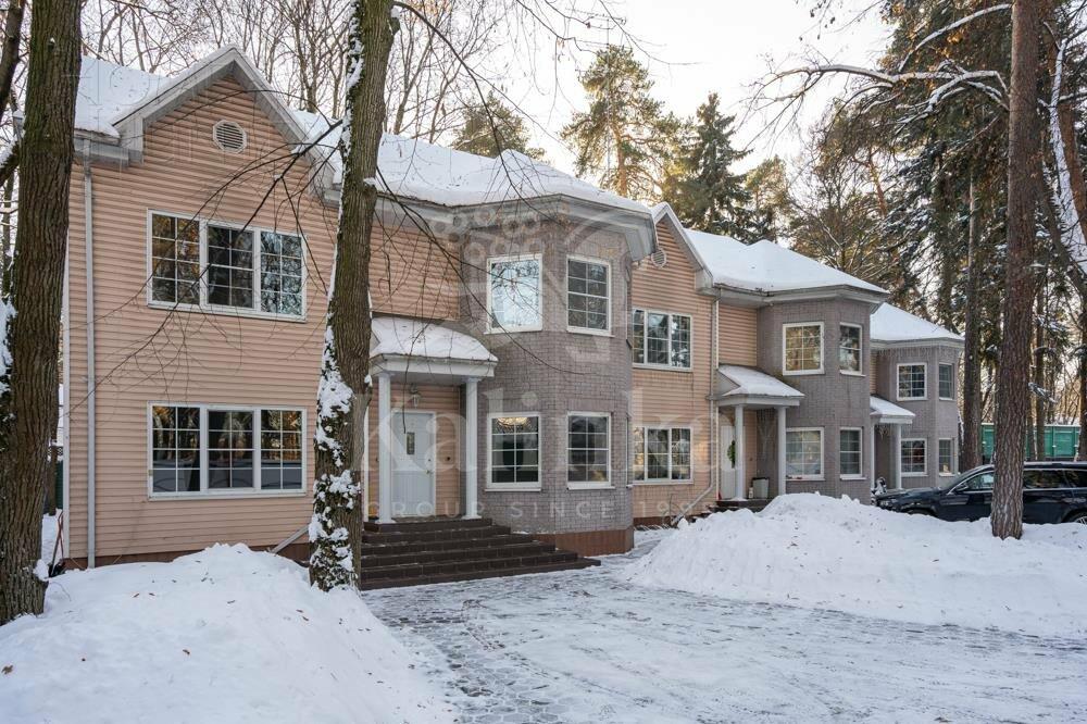 2-этажный таунхаус 890 м² с отделкой