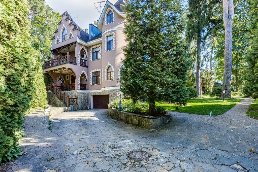 2-этажный коттедж 1 000 м² с отделкой