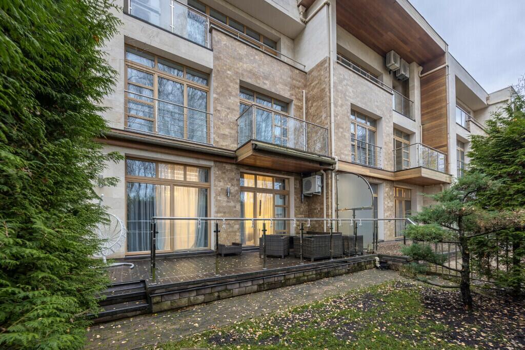 3-этажный таунхаус 290 м² с отделкой