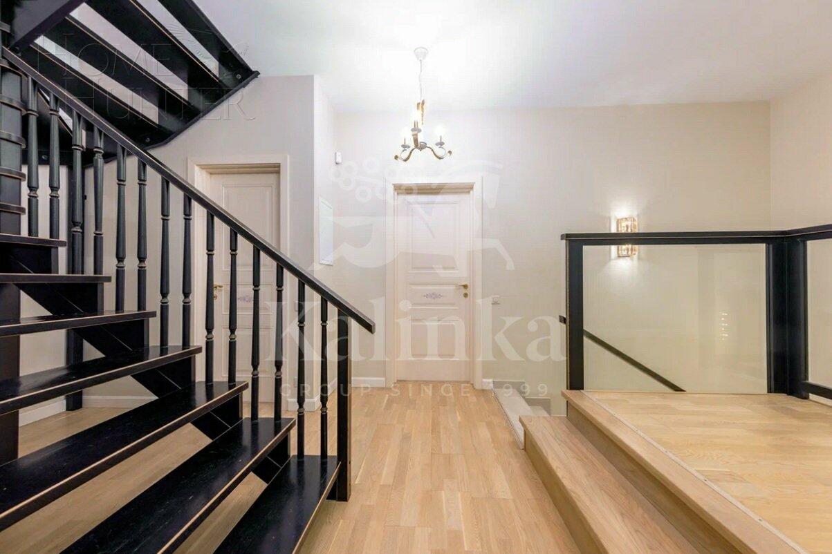 3-этажный таунхаус 240 м² с отделкой