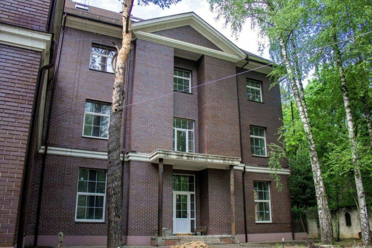 3-этажный коттедж 900 м² без отделки