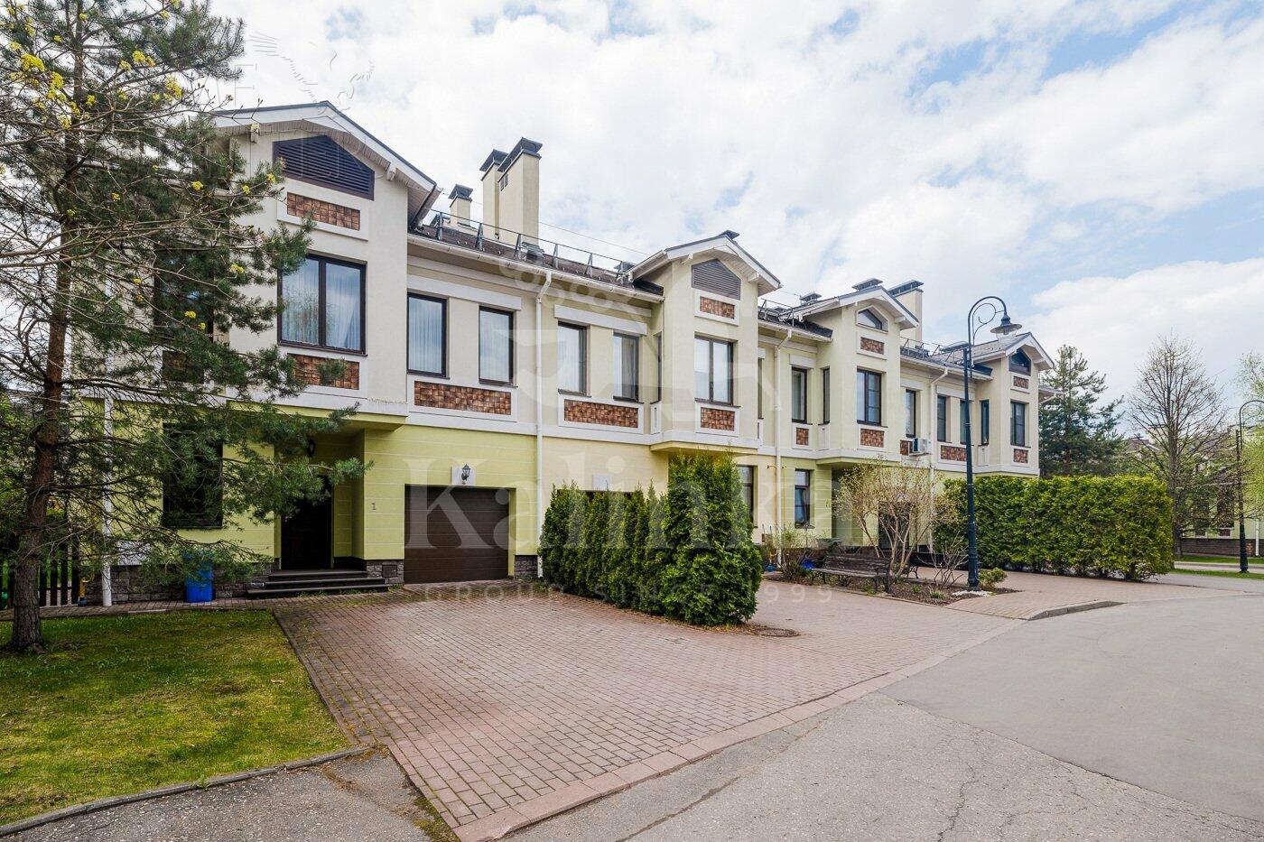 3-этажный таунхаус 240 м² с отделкой