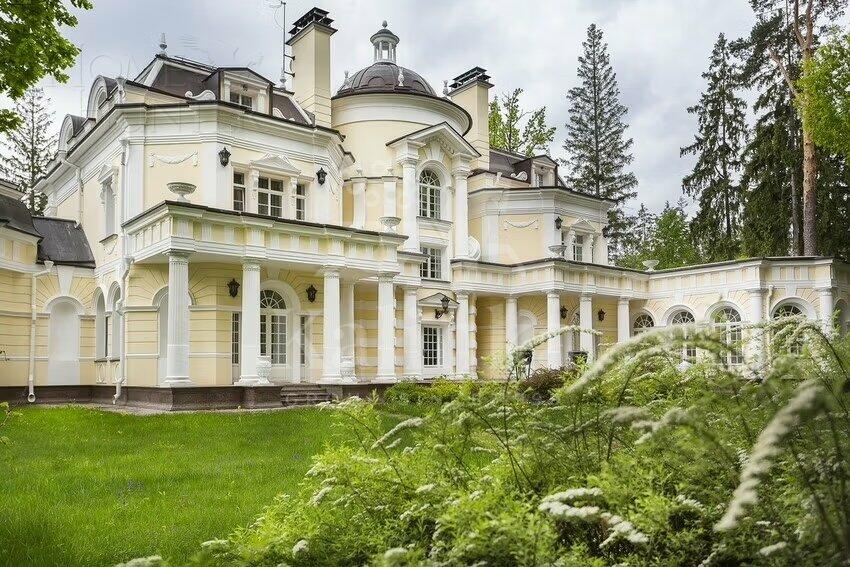 3-этажный коттедж 1 100 м² с отделкой