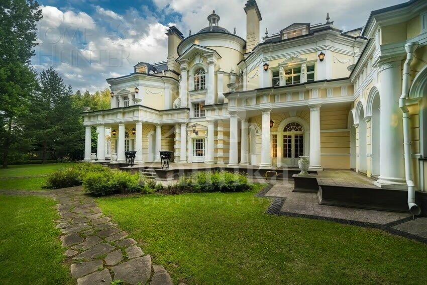 3-этажный коттедж 1 100 м² с отделкой