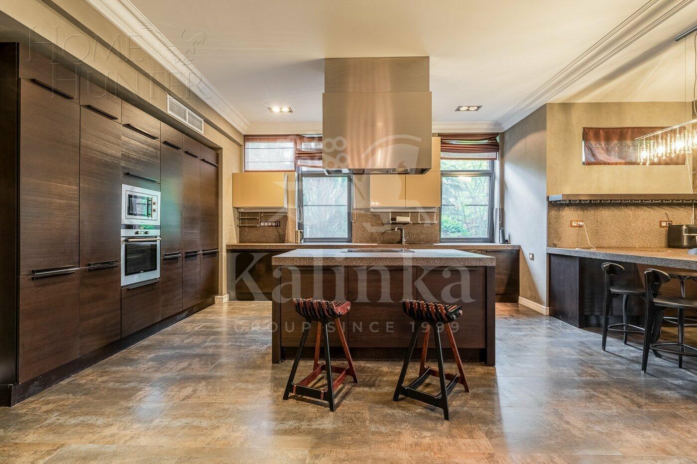 3-этажный коттедж 900 м² с отделкой