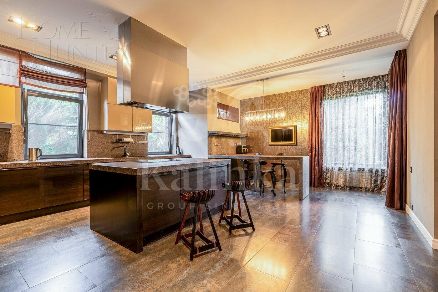 3-этажный коттедж 900 м² с отделкой