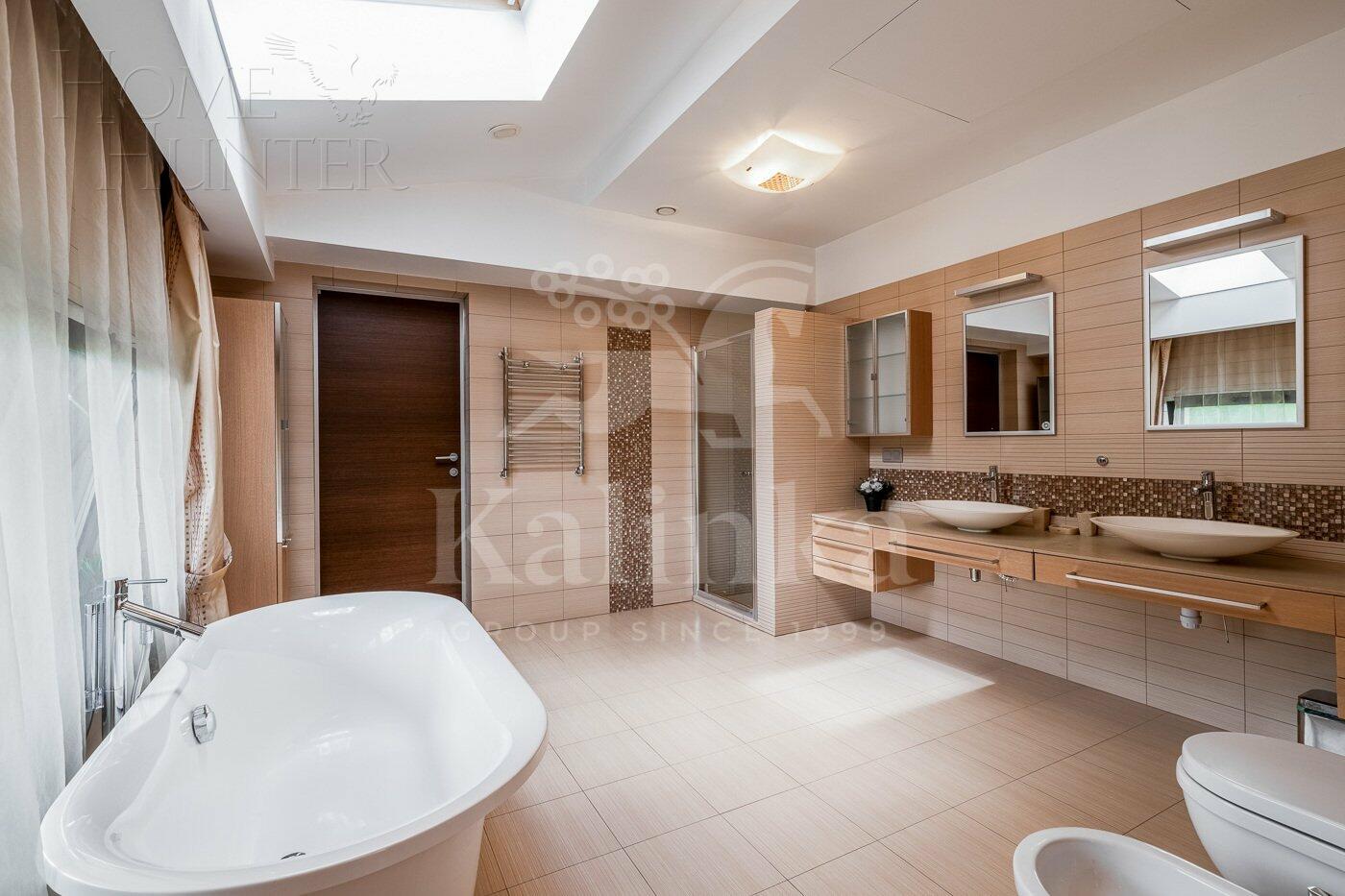3-этажный коттедж 900 м² с отделкой
