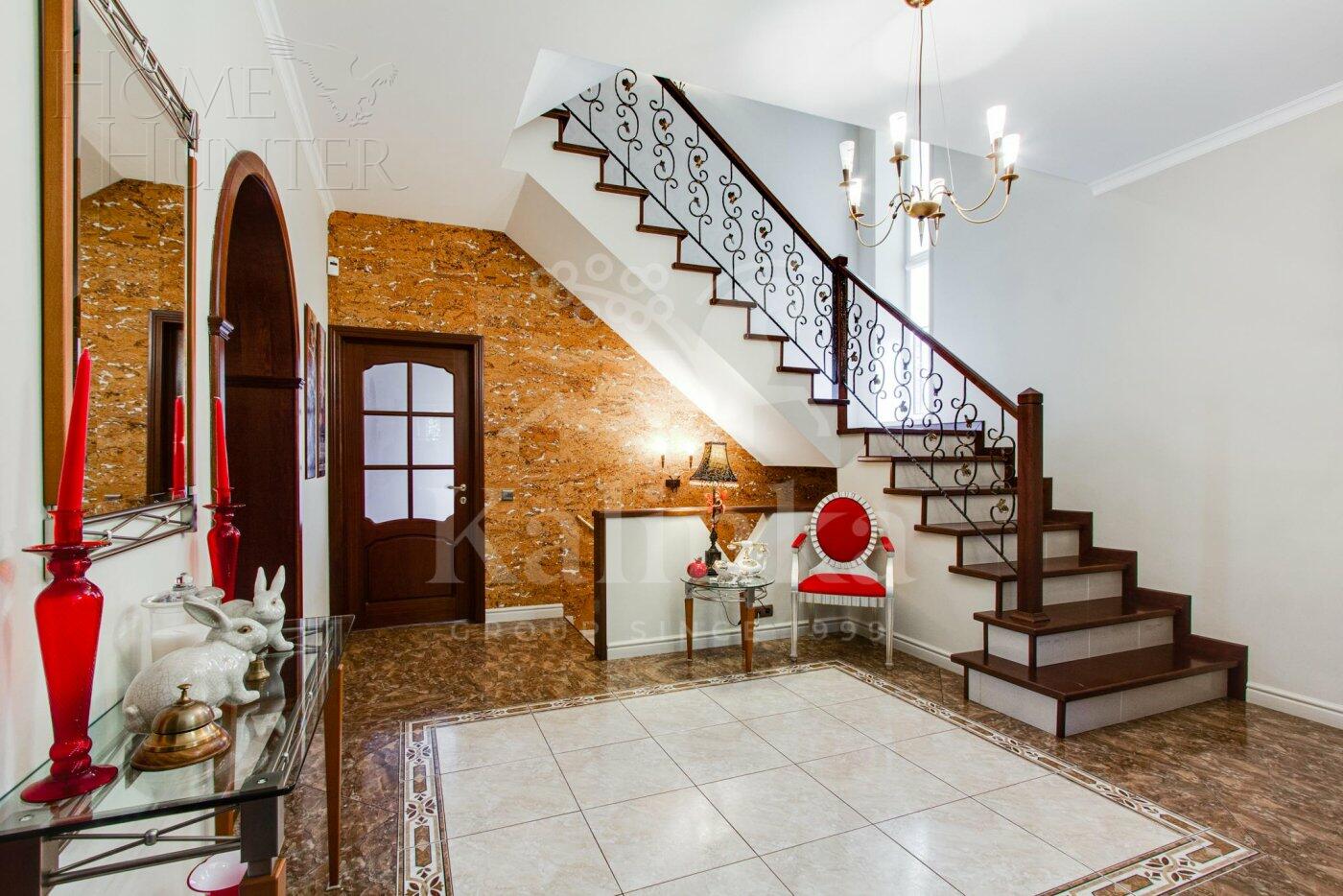 3-этажный коттедж 450 м² с отделкой