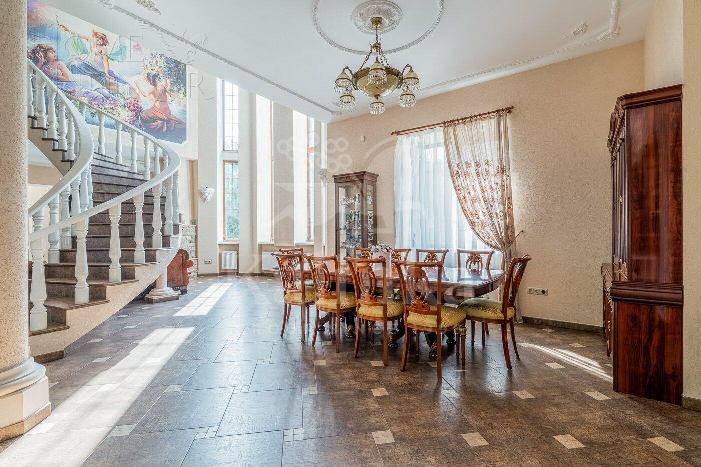 2-этажный коттедж 650 м² с отделкой