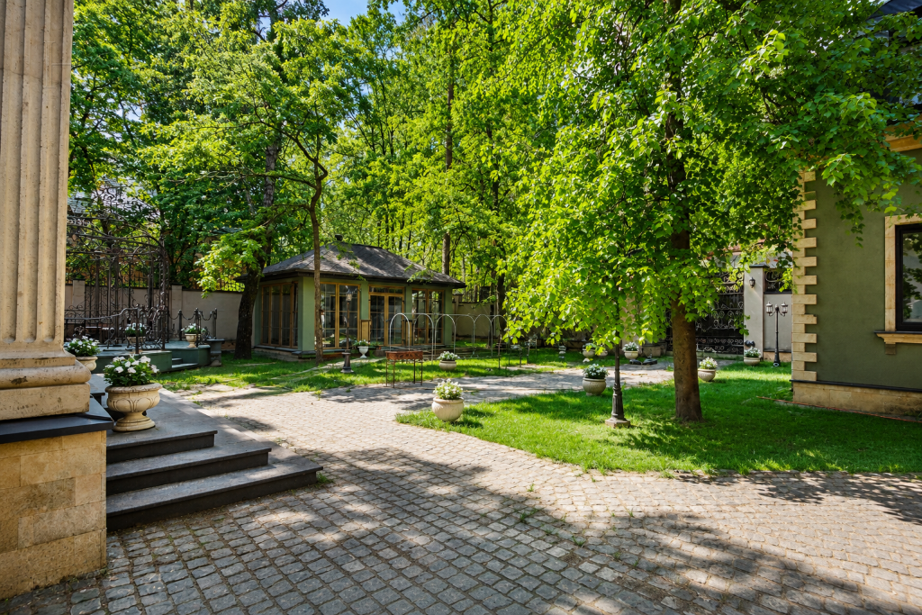2-этажный коттедж 1 500 м² с отделкой