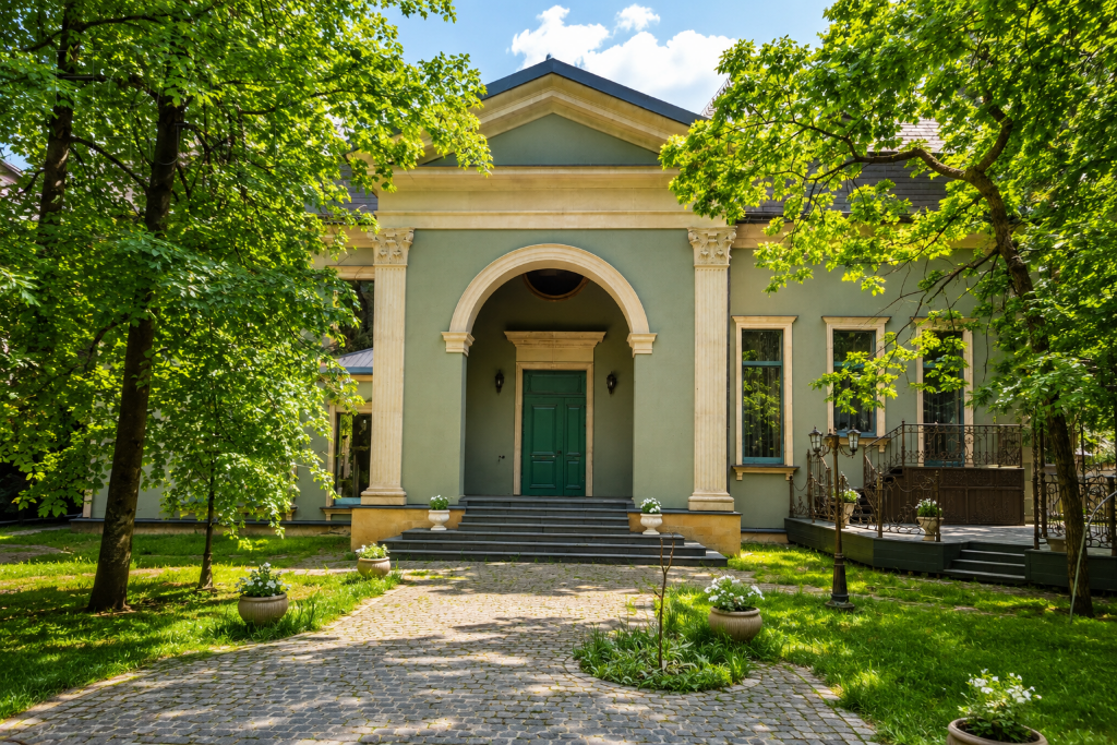 2-этажный коттедж 1 500 м² с отделкой