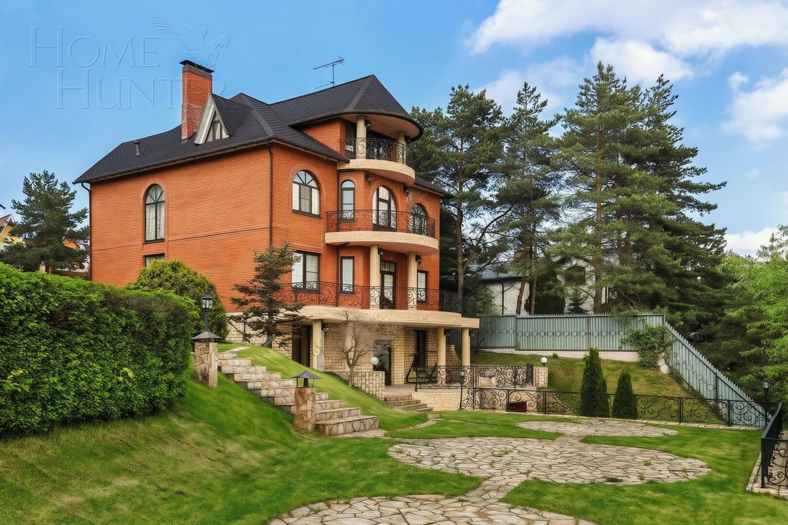 3-этажный коттедж 650 м² с отделкой