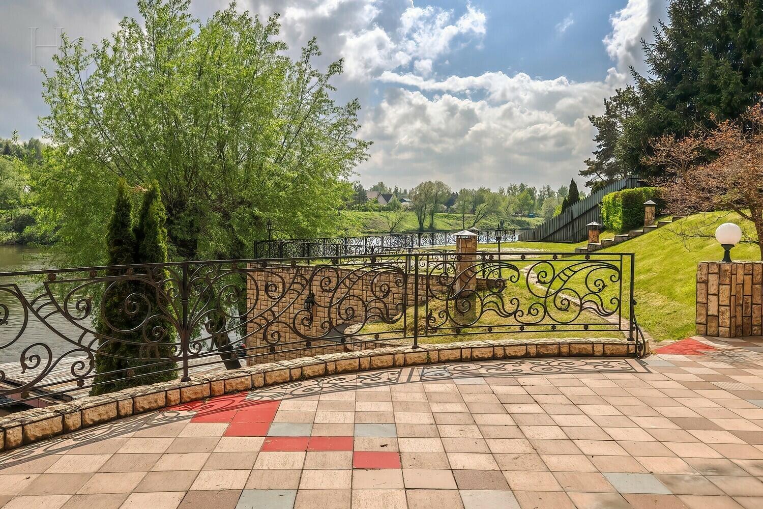 3-этажный коттедж 650 м² с отделкой