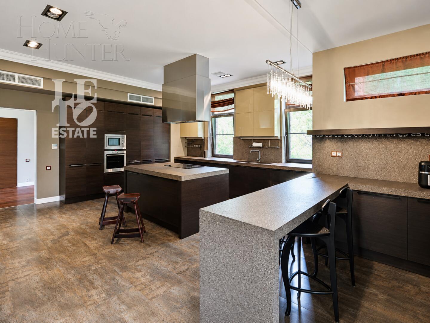 3-этажный коттедж 900 м² с отделкой