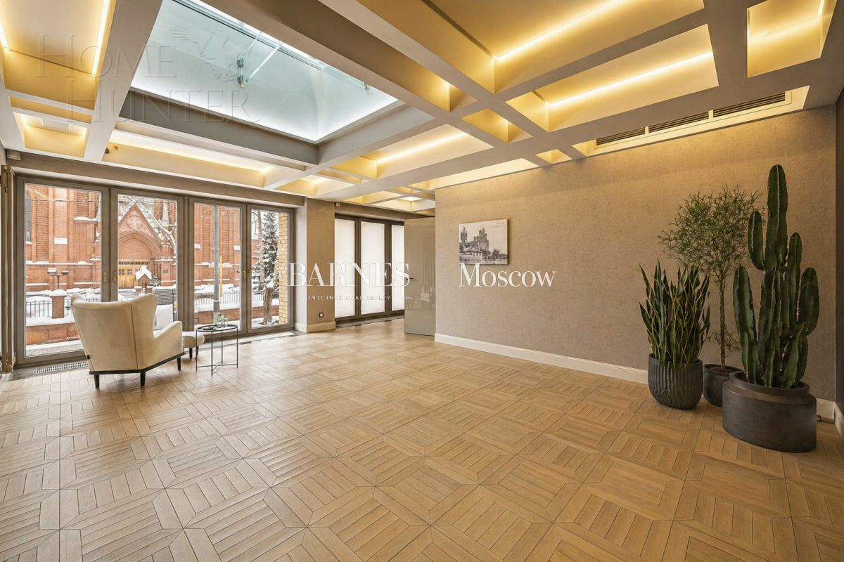 2-УРОВНЕВЫЙ ТАУНХАУС С ОТДЕЛКОЙ 360 М² НА 1 ЭТАЖЕ