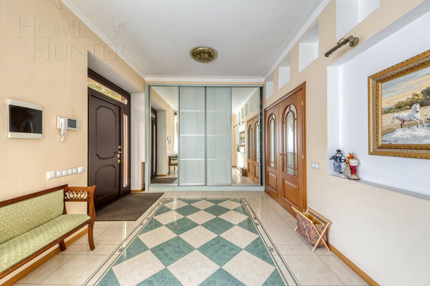 3-этажный коттедж 650 м² с отделкой
