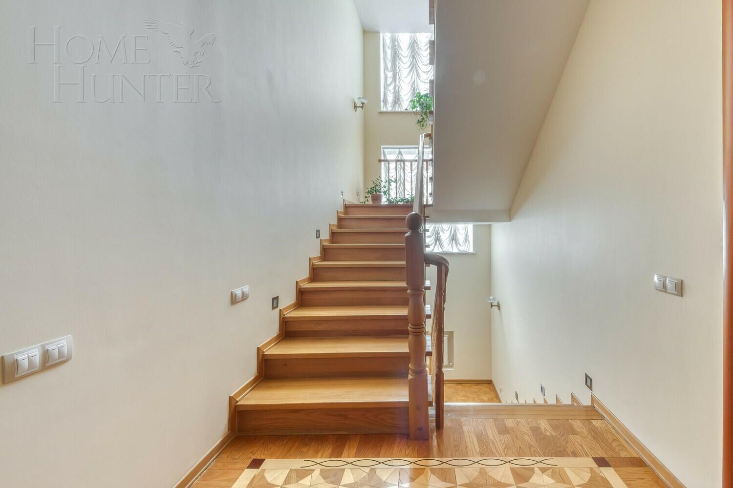 3-этажный коттедж 650 м² с отделкой