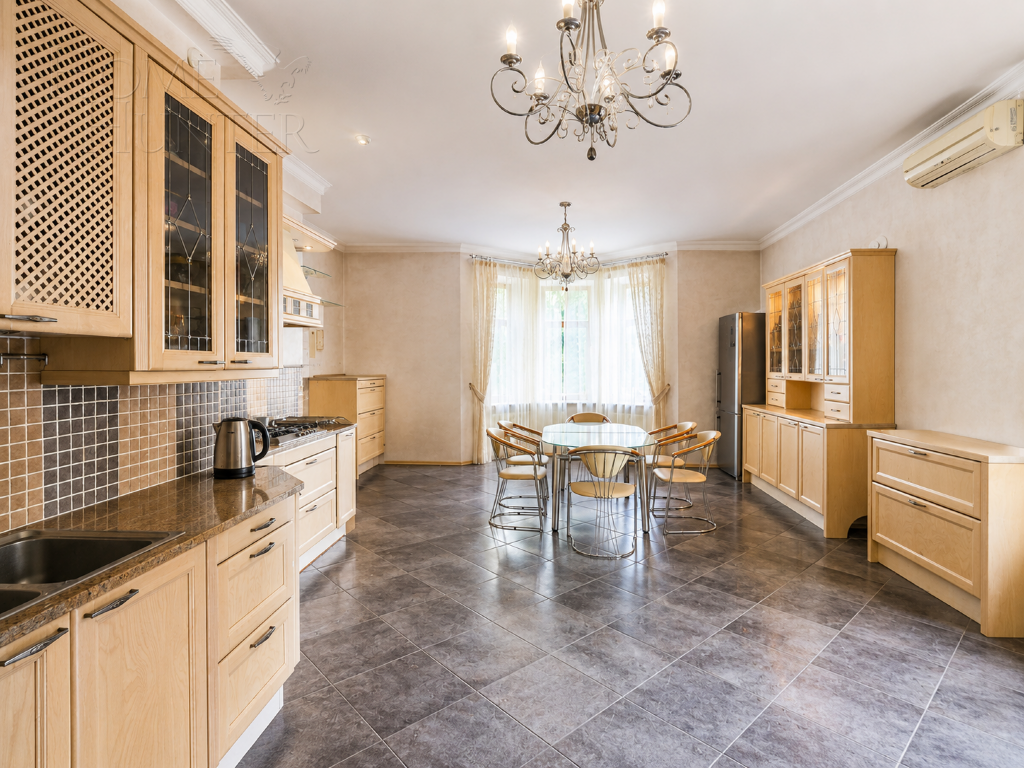 2-этажный коттедж 2 500 м² с отделкой