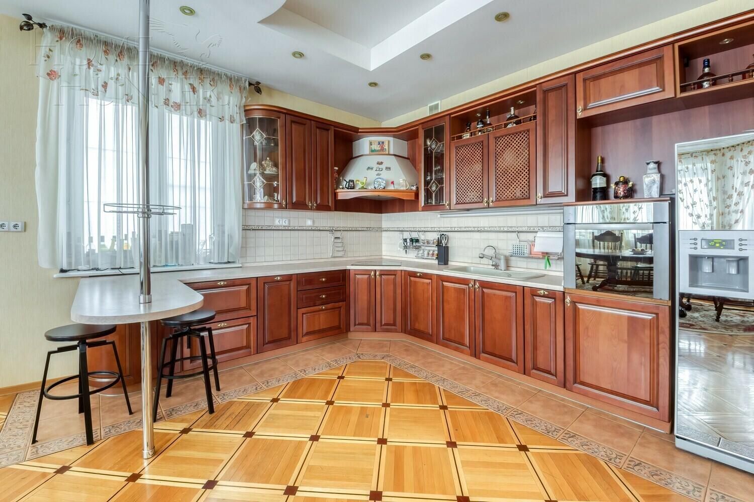 3-этажный коттедж 650 м² с отделкой