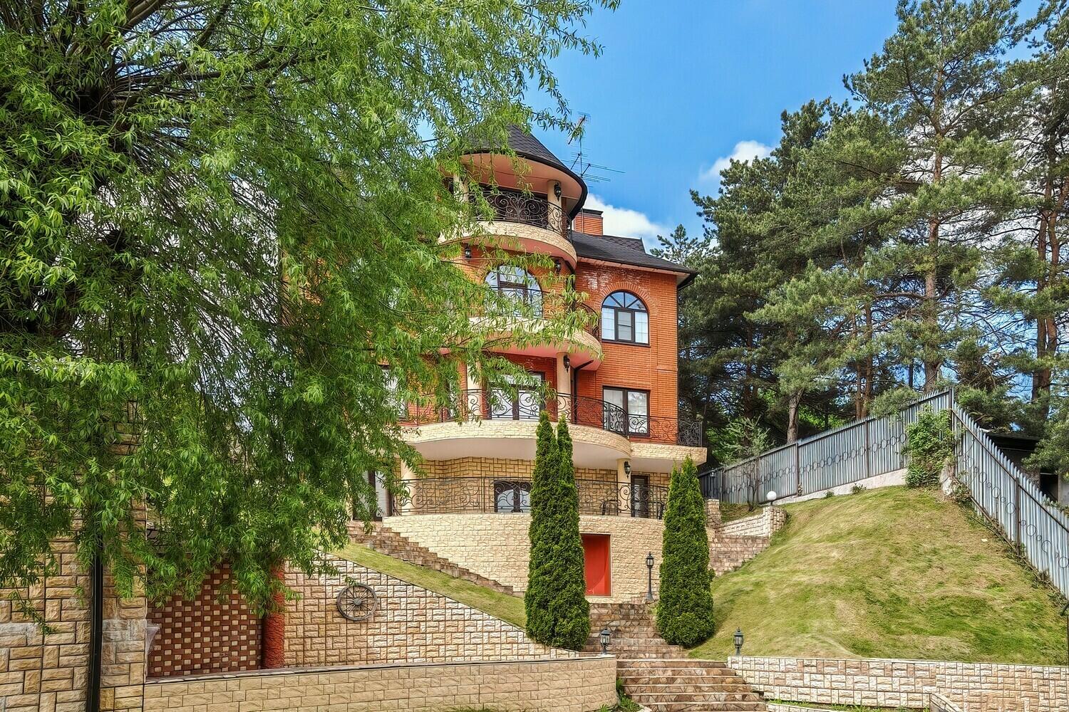 3-этажный коттедж 650 м² с отделкой