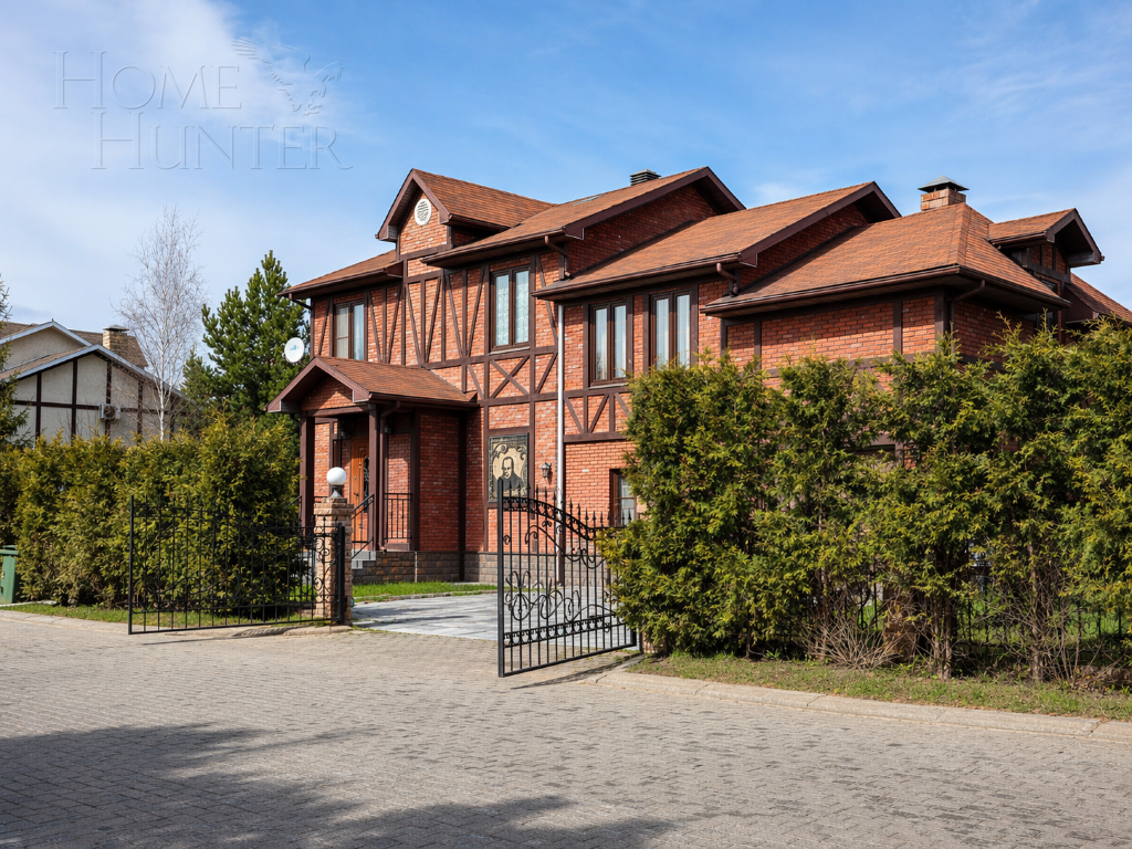 3-этажный коттедж 250 м² с отделкой