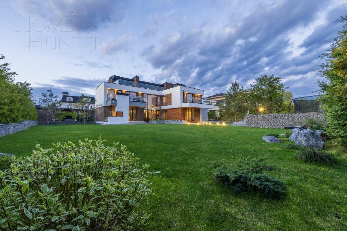 3-этажный коттедж 550 м² с отделкой