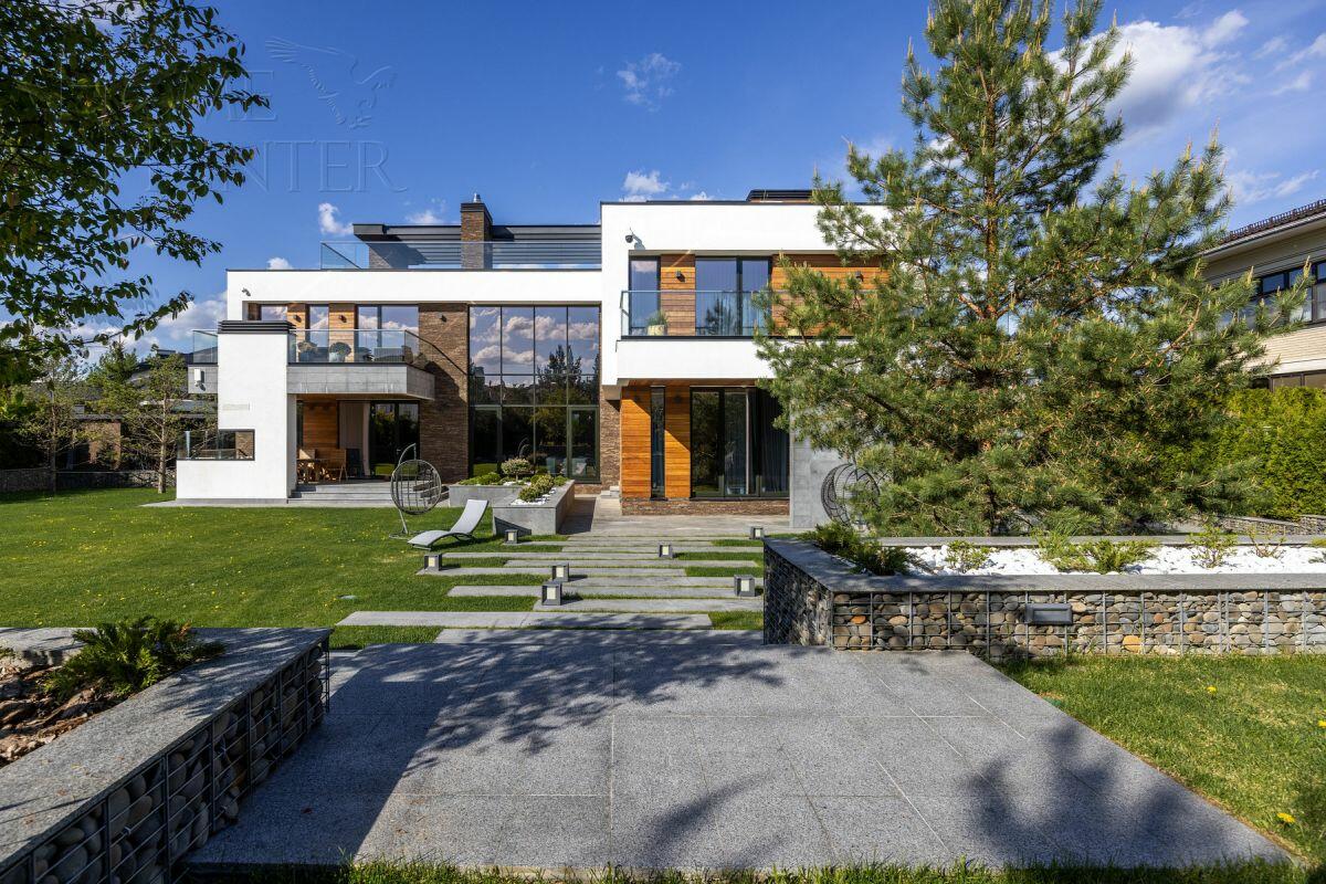 3-этажный коттедж 550 м² с отделкой