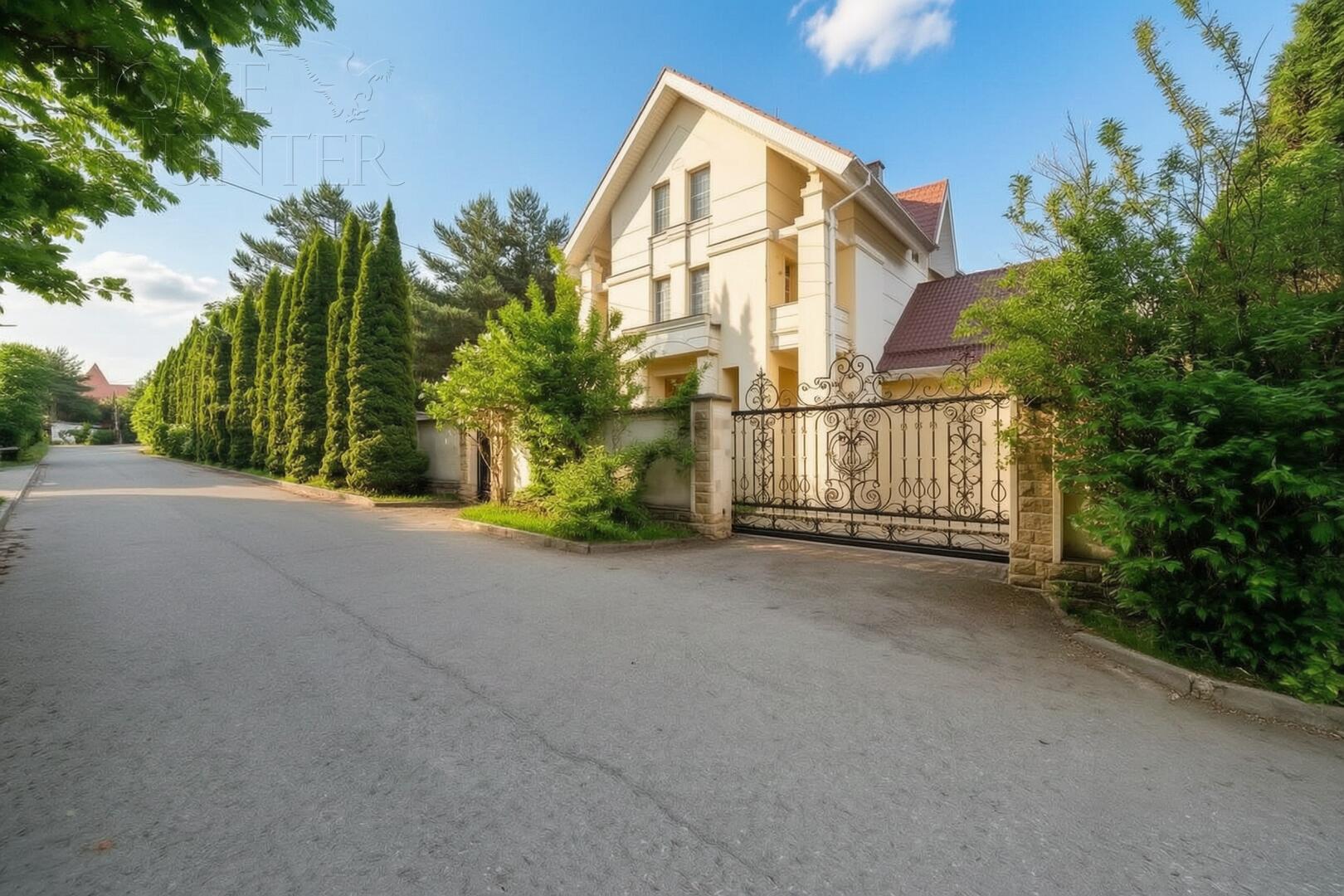 3-этажный коттедж 700 м² с отделкой