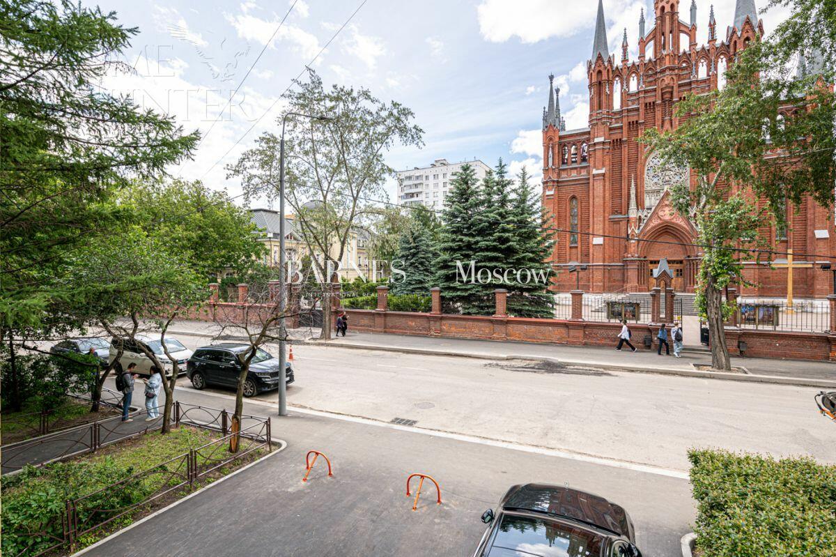 2-УРОВНЕВЫЙ ТАУНХАУС С ОТДЕЛКОЙ 360 М² НА 1 ЭТАЖЕ