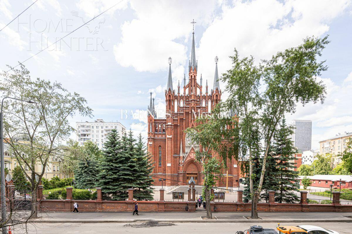 2-УРОВНЕВЫЙ ТАУНХАУС С ОТДЕЛКОЙ 360 М² НА 1 ЭТАЖЕ