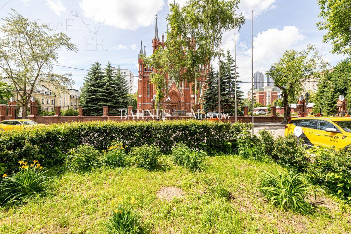 2-УРОВНЕВЫЙ ТАУНХАУС С ОТДЕЛКОЙ 360 М² НА 1 ЭТАЖЕ