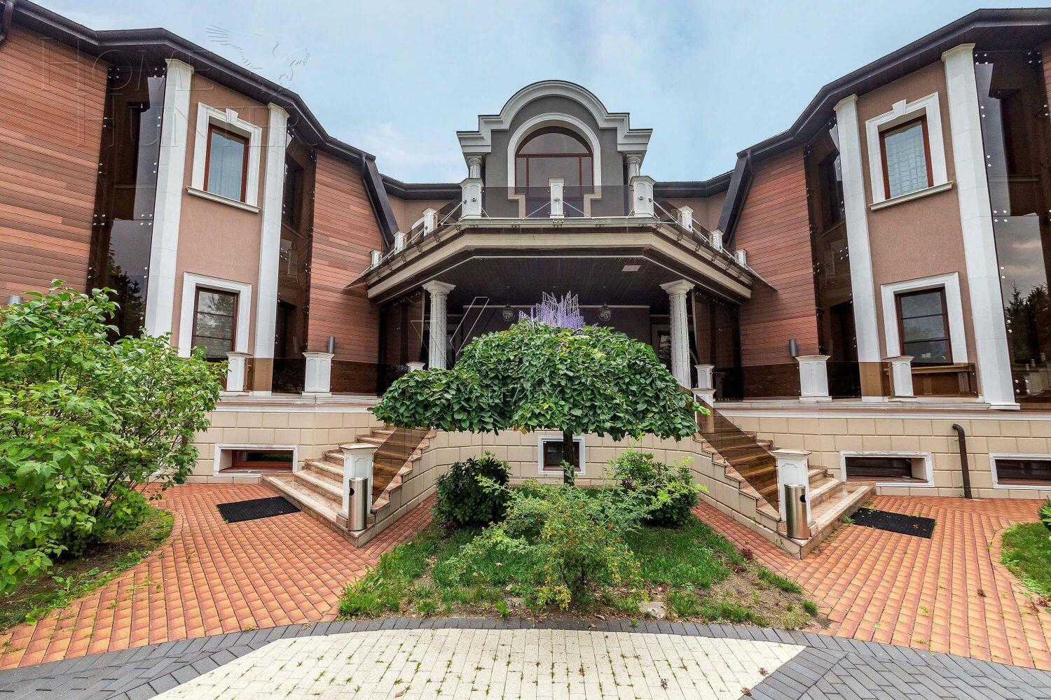 2-этажный коттедж 1 700 м² с отделкой