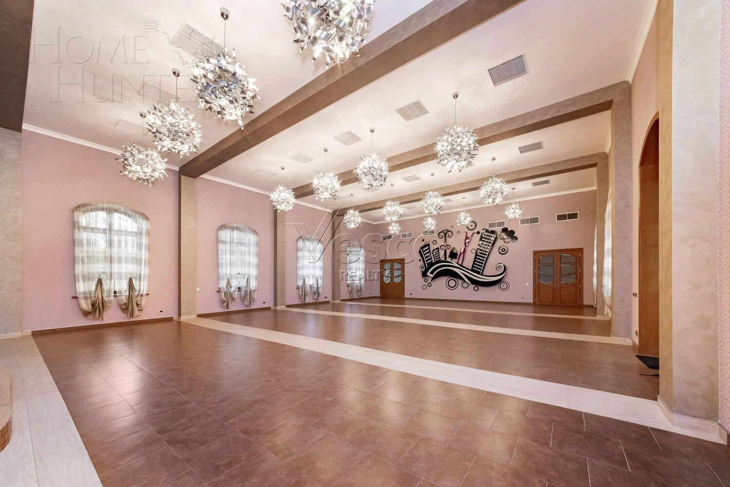 2-этажный коттедж 1 700 м² с отделкой
