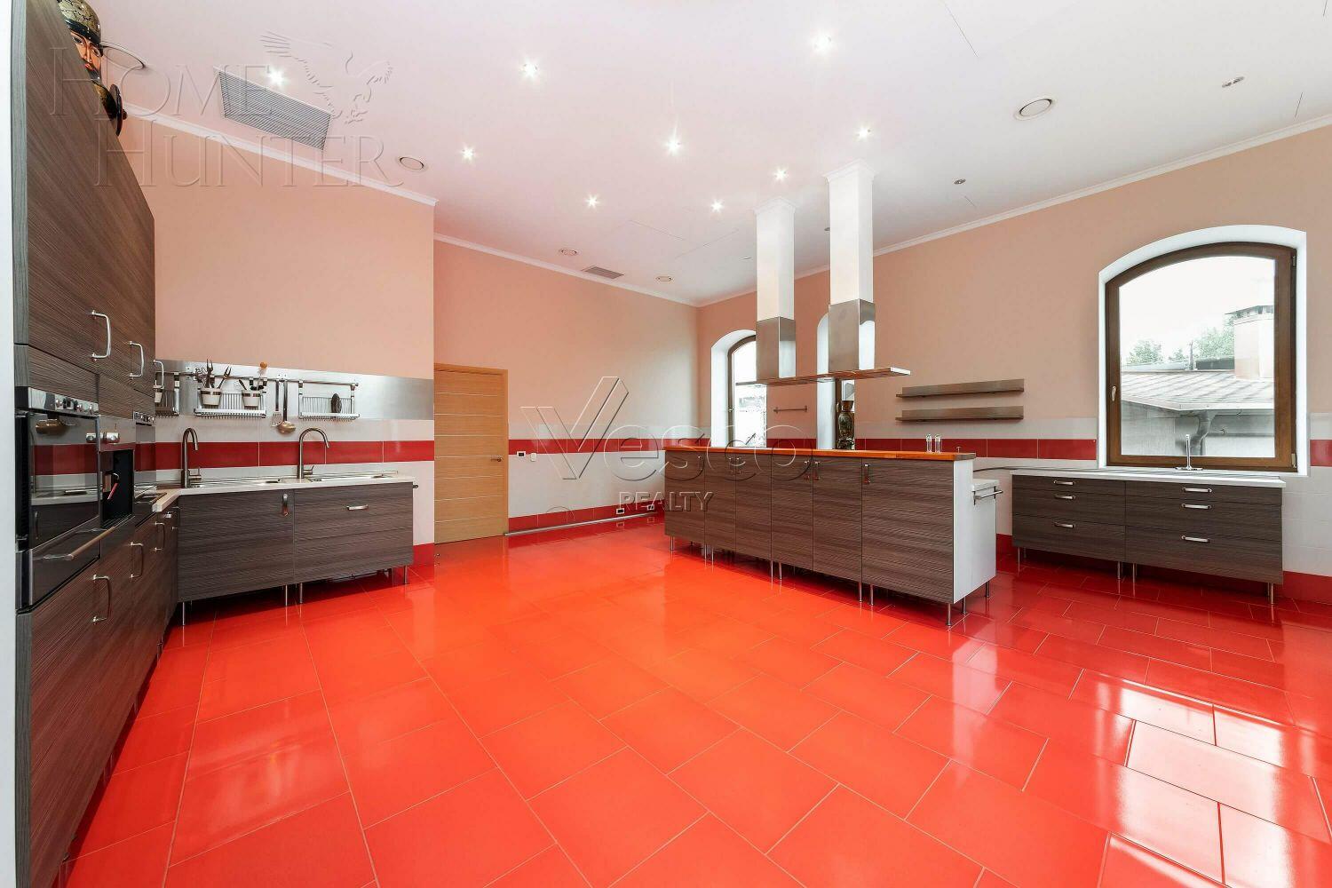 2-этажный коттедж 1 700 м² с отделкой