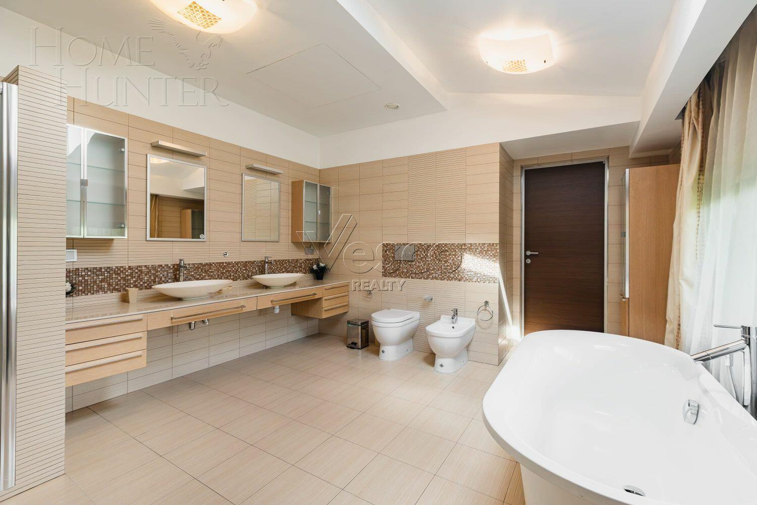 3-этажный коттедж 900 м² с отделкой