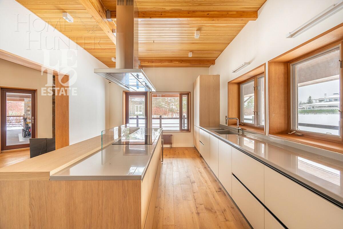 3-этажный коттедж 600 м² с отделкой