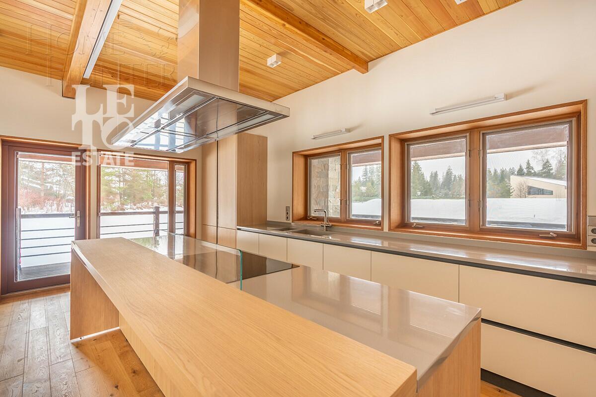 3-этажный коттедж 600 м² с отделкой