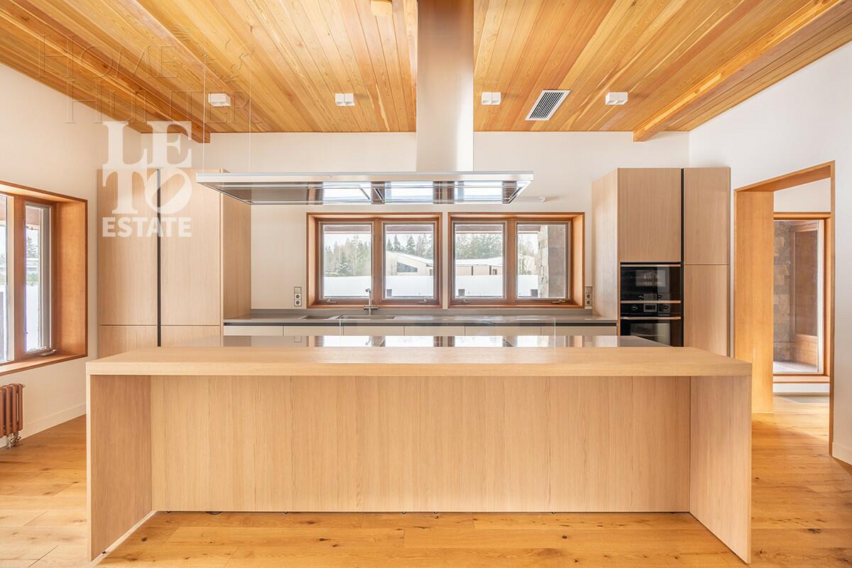 3-этажный коттедж 600 м² с отделкой