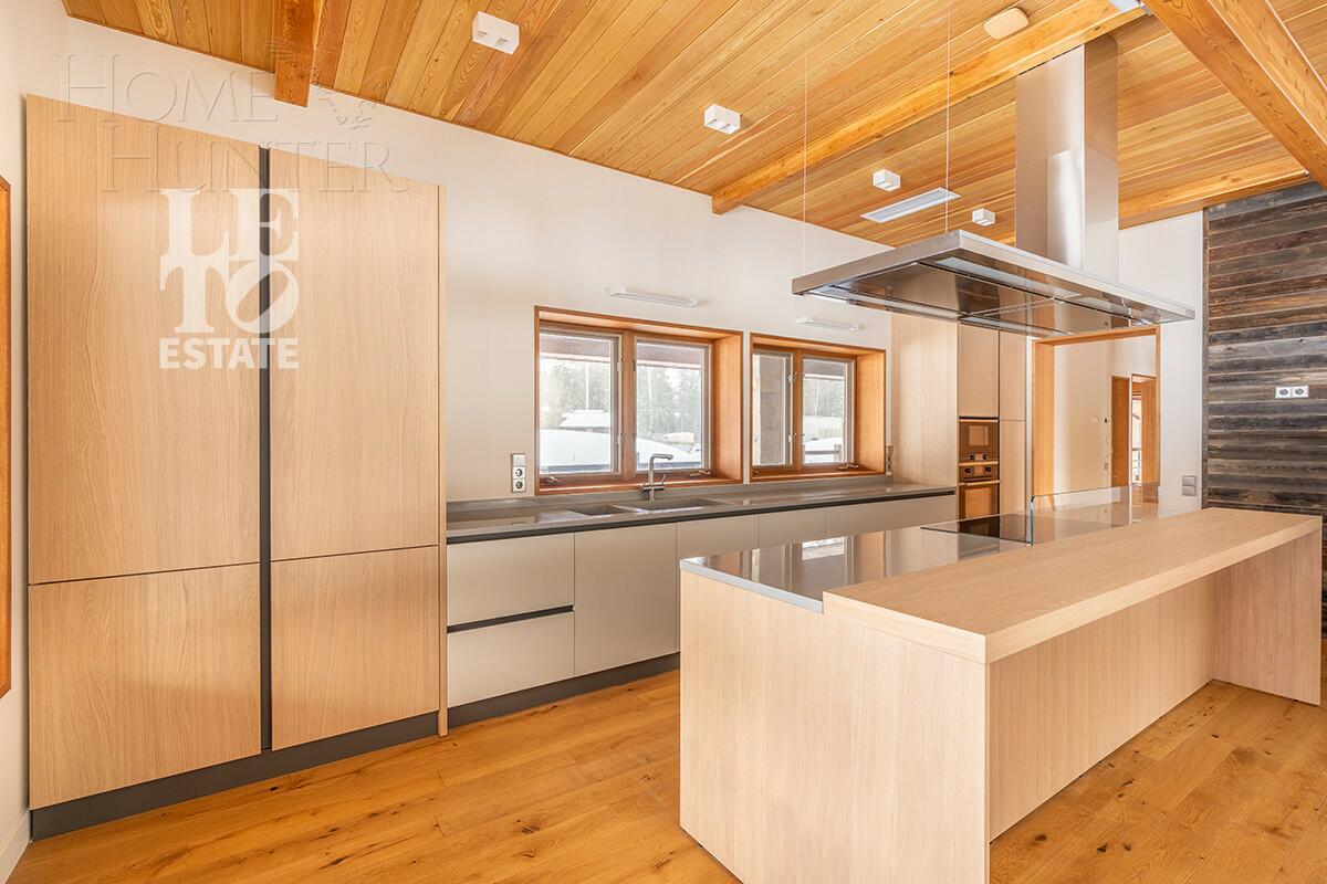 3-этажный коттедж 600 м² с отделкой