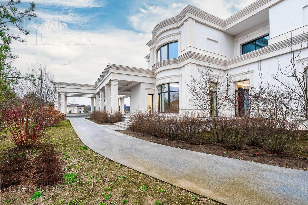 2-этажный коттедж 4 400 м² с отделкой