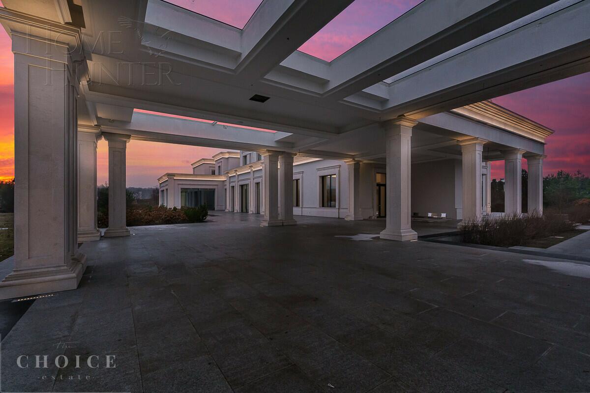 2-этажный коттедж 4 400 м² с отделкой