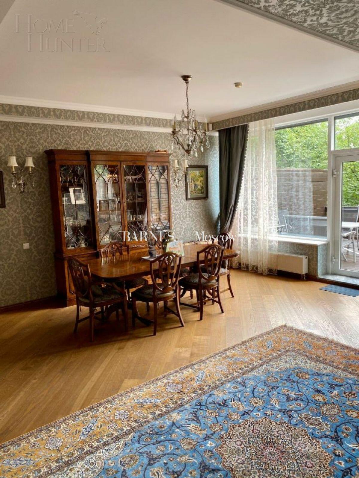 3-этажный таунхаус 500 м² с отделкой