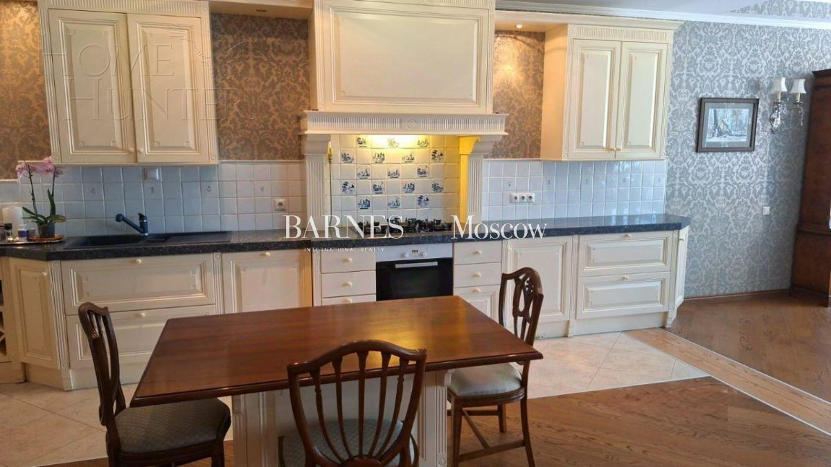 3-этажный таунхаус 500 м² с отделкой