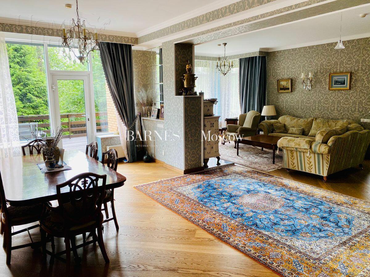 3-этажный таунхаус 500 м² с отделкой