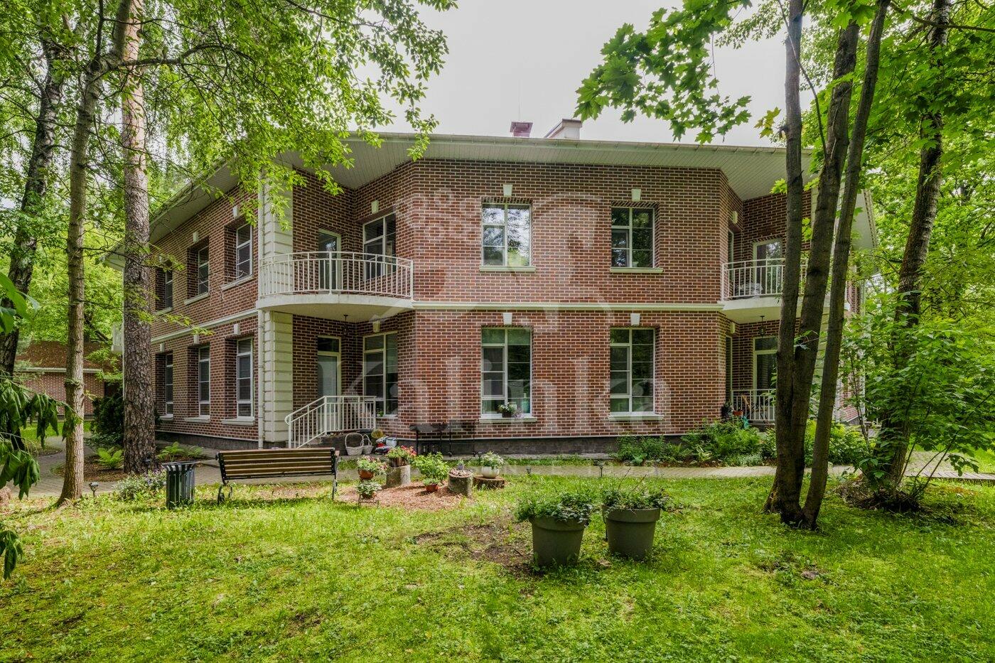 2-этажный таунхаус 927.3 м² с отделкой