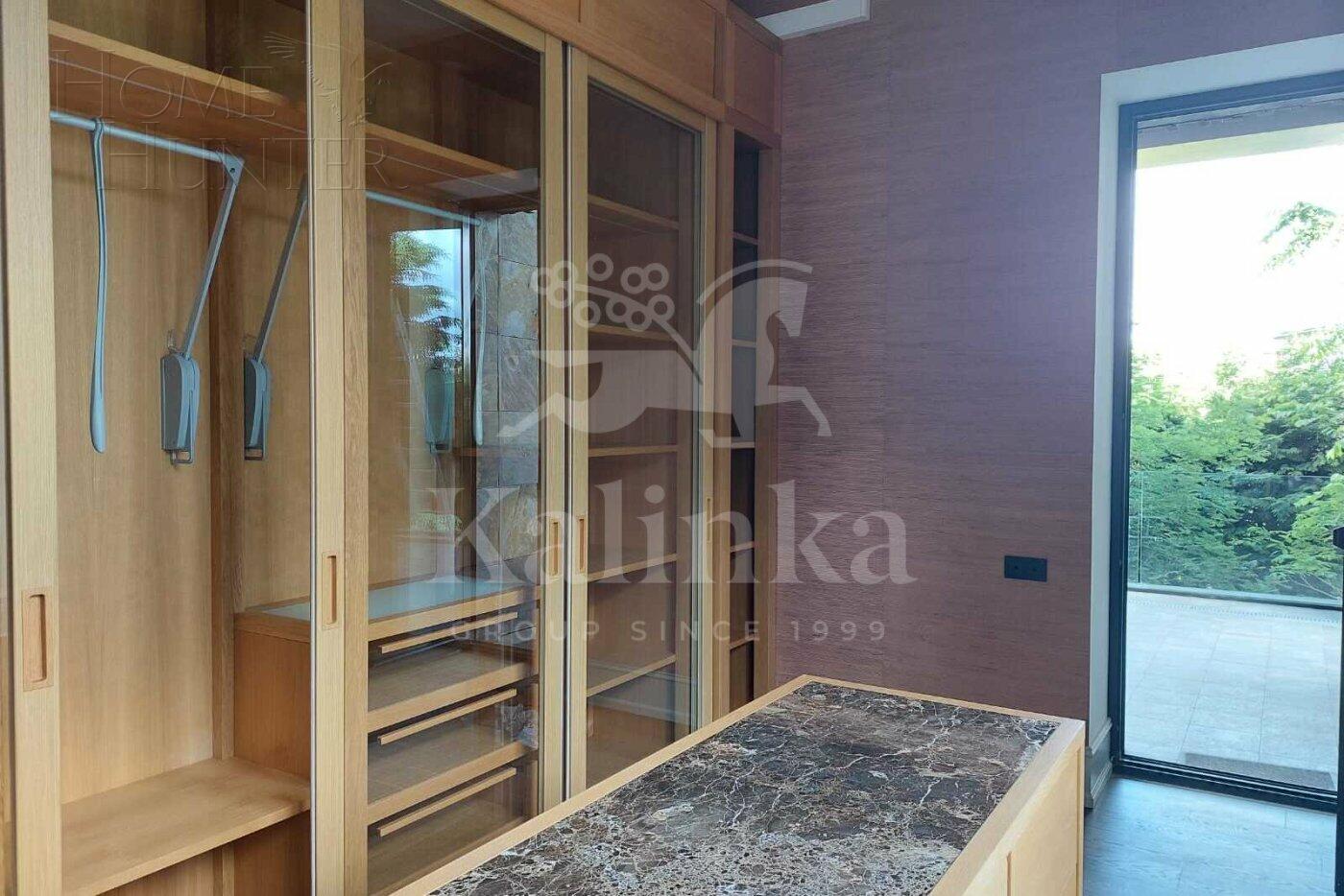 2-этажный коттедж 1 365 м² с отделкой