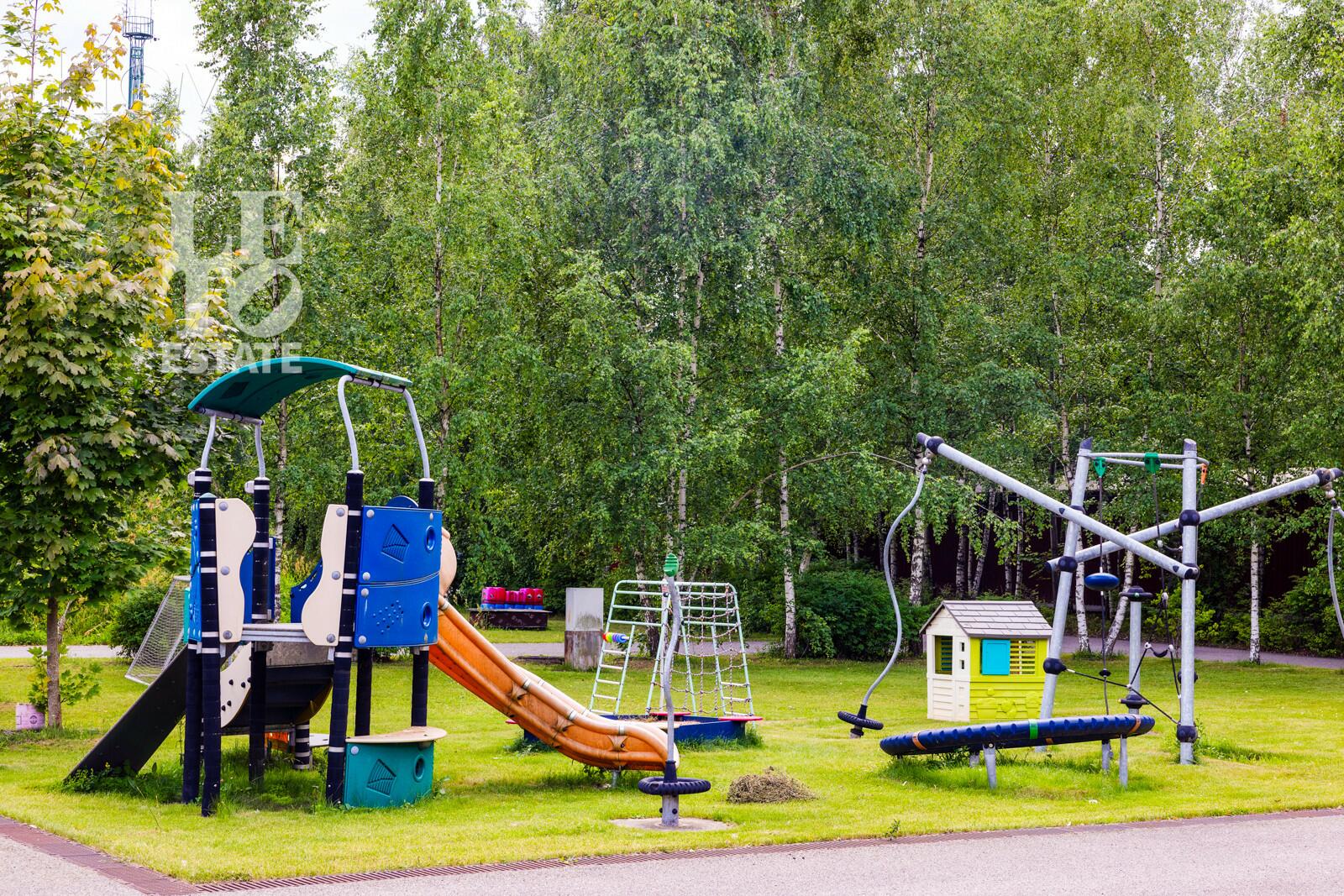 2-этажный коттедж 2 430 м² с отделкой